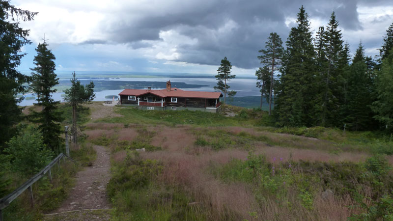 le restaurant d'altitude avec en arrière plan le lac de Siljan et l'île de Sollerön