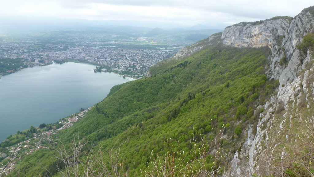 Annecy, son lac et la barre du Veyrier depuis l'ancien téléphérique